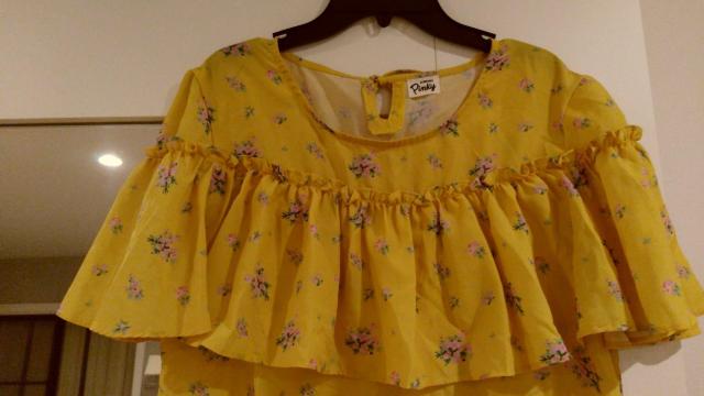 黄色花柄カットソーブラウス Мサイズ < 女性ファッション  黄色花柄カットソーブラウス Мサイズ < 女性ファッションの