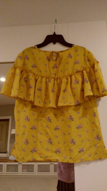 黄色花柄カットソーブラウス Мサイズ < 女性ファッション  黄色花柄カットソーブラウス Мサイズ < 女性ファッションの