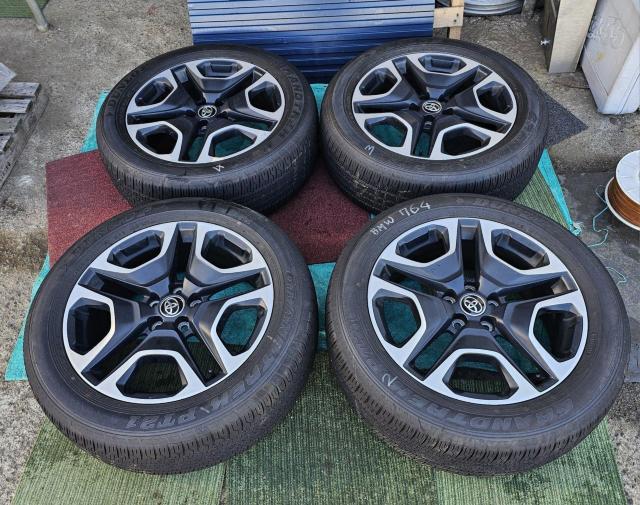 【極上美品】トヨタ RAV4 アドベンチャー 純正 19インチ7.5J +40 PCD114.3タイヤ付き4本セツトダンロップ < 自動車/バイク 【極上美品】トヨタ RAV4 アドベンチャー 純正 19インチ7.5J +40 PCD114.3タイヤ付き4本セツトダンロップ < 自動車/バイク