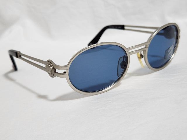 正規未レア ヴェルサーチ クラシックオールド メデューサロゴ ラウンドサングラス 青黒系 マットメタルツーフレームアイウェア 眼鏡 < ブランド  正規未レア ヴェルサーチ クラシックオールド メデューサロゴ ラウンドサングラス 青黒系 マットメタルツーフレームアイウェア 眼鏡 < ブランドの