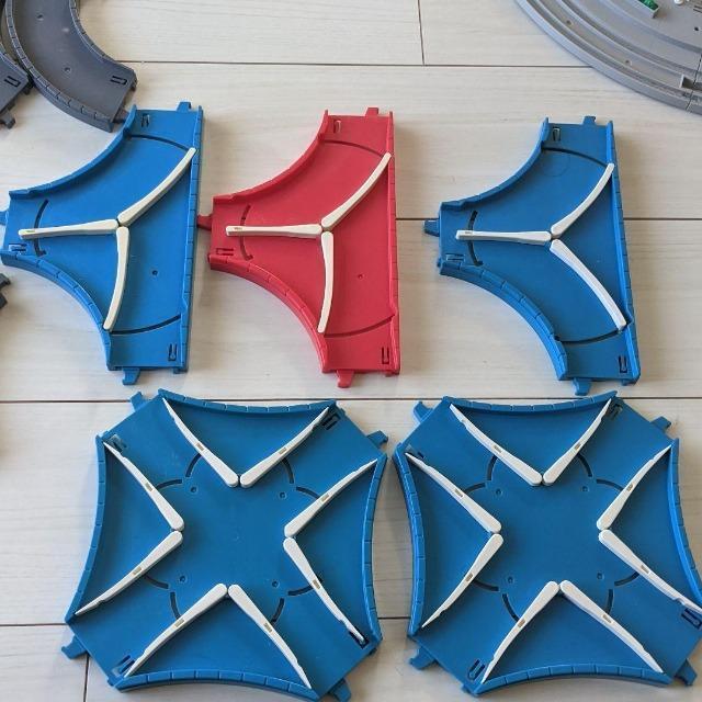 トミカ/プラロード/どうろ青T字赤T字青交差点カーブ直線/坂スロープ立体交差トンネル橋/橋桁/跳ね橋/アクションUターン/どうろ < ホビー トミカ/プラロード/どうろ青T字赤T字青交差点カーブ直線/坂スロープ立体交差トンネル橋/橋桁/跳ね橋/アクションUターン/どうろ < ホビーの