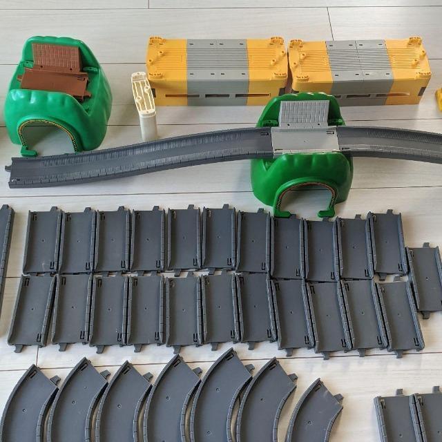 トミカ/プラロード/どうろ青T字赤T字青交差点カーブ直線/坂スロープ立体交差トンネル橋/橋桁/跳ね橋/アクションUターン/どうろ < ホビー トミカ/プラロード/どうろ青T字赤T字青交差点カーブ直線/坂スロープ立体交差トンネル橋/橋桁/跳ね橋/アクションUターン/どうろ < ホビーの