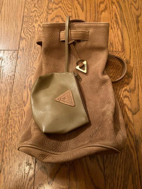 guess 本革 レザー 巾着 バッグ ポーチ付き チャーム リュック ロゴ チャーム ゲス アメカジ メンズ  < ブランド  guess 本革 レザー 巾着 バッグ ポーチ付き チャーム リュック ロゴ チャーム ゲス アメカジ メンズ  < ブランドの