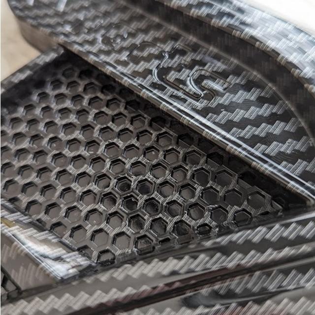 フロントフェンダーダミーダクト左右 カーボン柄 汎用ダクトやわらかい素材で曲面もぴったり貼れる 愛車がレーシーに 簡単にカスタム < 自動車/バイク フロントフェンダーダミーダクト左右 カーボン柄 汎用ダクトやわらかい素材で曲面もぴったり貼れる 愛車がレーシーに 簡単にカスタム < 自動車/バイク