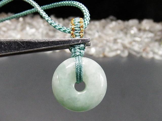 色合い良好薄緑色ひすい本翡翠ジェダイト小型平安扣かわいい紐ネックレス < 女性アクセサリー/時計  色合い良好薄緑色ひすい本翡翠ジェダイト小型平安扣かわいい紐ネックレス < 女性アクセサリー/時計の