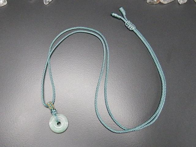 色合い良好薄緑色ひすい本翡翠ジェダイト小型平安扣かわいい紐ネックレス < 女性アクセサリー/時計  色合い良好薄緑色ひすい本翡翠ジェダイト小型平安扣かわいい紐ネックレス < 女性アクセサリー/時計の