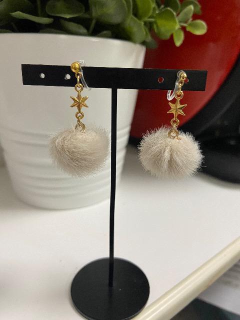 ピアスに変更可能 ハンドメイド ファーボールを使用した樹脂のノンホールピアス ライトベージュ < 女性ファッション  ピアスに変更可能 ハンドメイド ファーボールを使用した樹脂のノンホールピアス ライトベージュ  < 女性ファッションの