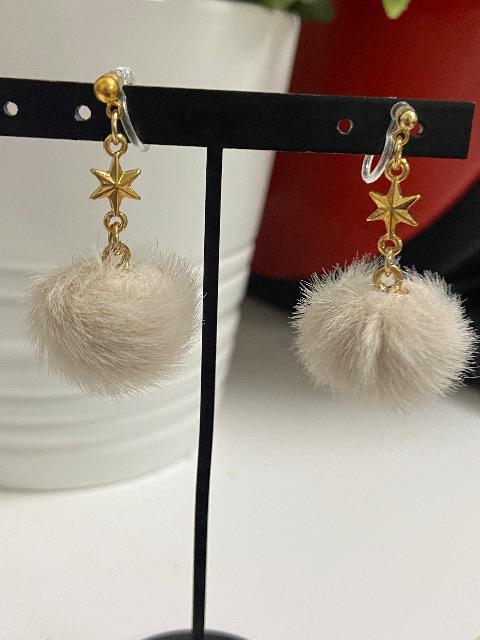 ピアスに変更可能 ハンドメイド ファーボールを使用した樹脂のノンホールピアス ライトベージュ < 女性ファッション  ピアスに変更可能 ハンドメイド ファーボールを使用した樹脂のノンホールピアス ライトベージュ < 女性ファッションの