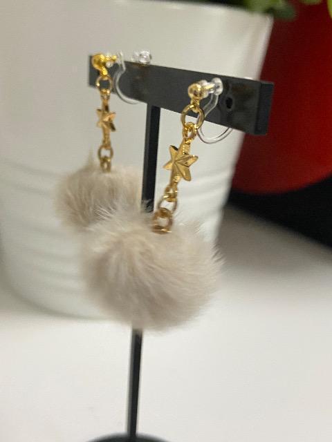 ピアスに変更可能 ハンドメイド ファーボールを使用した樹脂のノンホールピアス ライトベージュ < 女性ファッション  ピアスに変更可能 ハンドメイド ファーボールを使用した樹脂のノンホールピアス ライトベージュ < 女性ファッションの