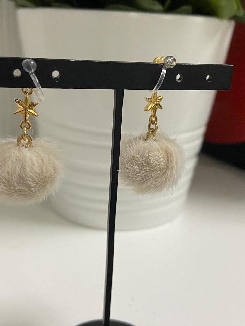 ピアスに変更可能 ハンドメイド ファーボールを使用した樹脂のノンホールピアス ライトベージュ < 女性ファッション  ピアスに変更可能 ハンドメイド ファーボールを使用した樹脂のノンホールピアス ライトベージュ < 女性ファッションの