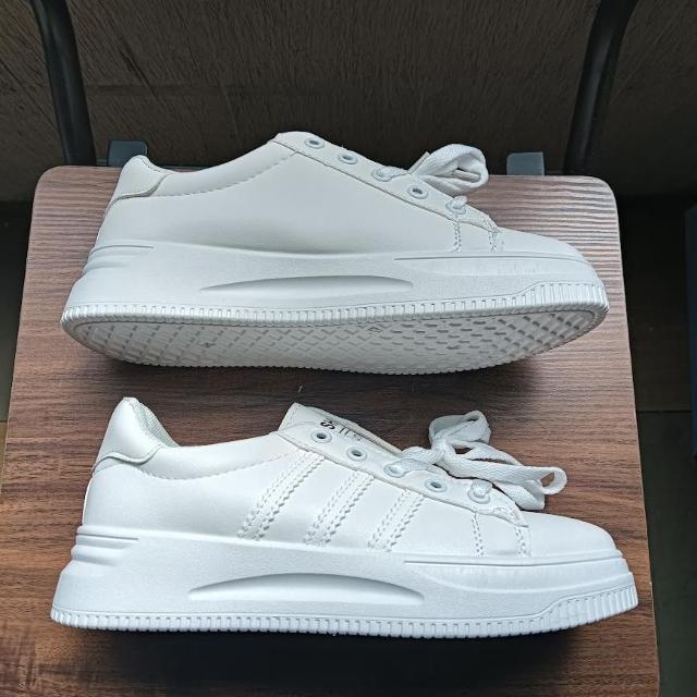 新品 25cm レディース スニーカー ホワイト シューズ 靴 厚底 カジュアル < 女性ファッション  新品 25cm レディース スニーカー ホワイト シューズ 靴 厚底 カジュアル < 女性ファッションの