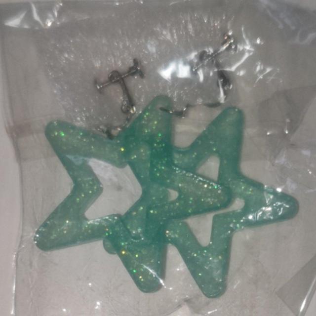 新品未開封 エメラルドグリーンの星のイヤリング 送料無料 < 女性アクセサリー/時計  新品未開封 エメラルドグリーンの星のイヤリング 送料無料 < 女性アクセサリー/時計の