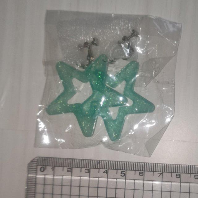 新品未開封 エメラルドグリーンの星のイヤリング 送料無料 < 女性アクセサリー/時計  新品未開封 エメラルドグリーンの星のイヤリング 送料無料 < 女性アクセサリー/時計の
