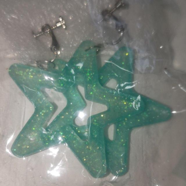 新品未開封 エメラルドグリーンの星のイヤリング 送料無料 < 女性アクセサリー/時計  新品未開封 エメラルドグリーンの星のイヤリング 送料無料 < 女性アクセサリー/時計の