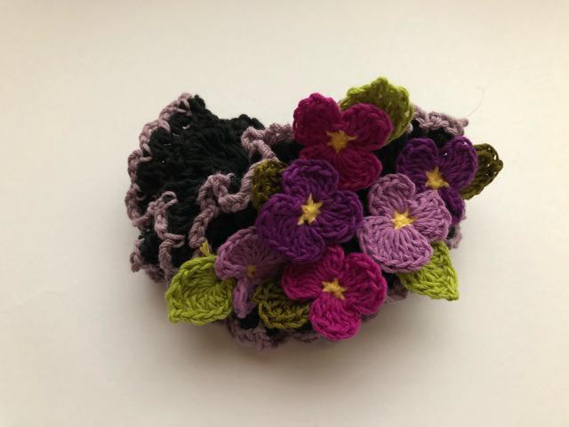 ハンドメイド ボリューム シュシュ すみれがいっぱい♪ 黒 < 女性ファッション  ハンドメイド ボリューム シュシュ すみれがいっぱい♪ 黒  < 女性ファッションの