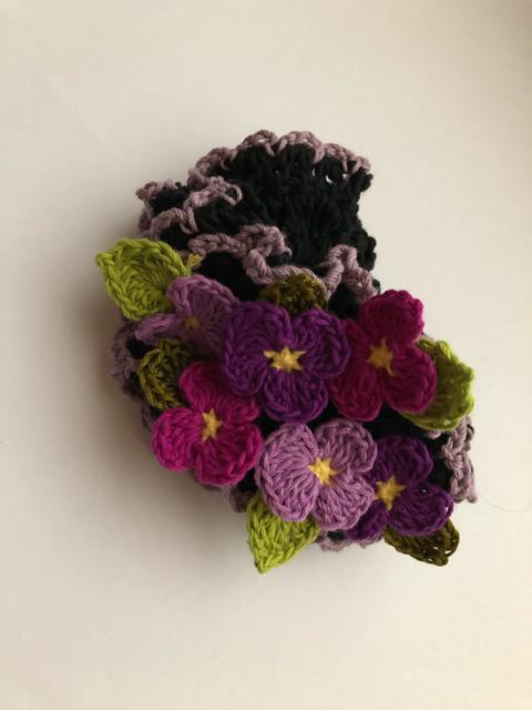 ハンドメイド ボリューム シュシュ すみれがいっぱい♪ 黒 < 女性ファッション  ハンドメイド ボリューム シュシュ すみれがいっぱい♪ 黒 < 女性ファッションの