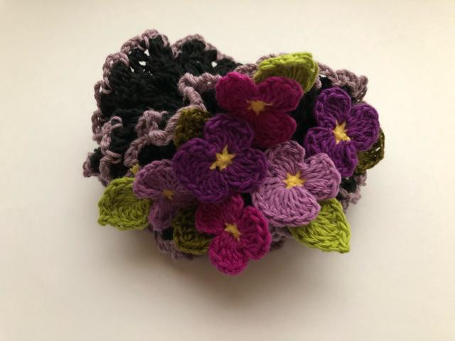 ハンドメイド ボリューム シュシュ すみれがいっぱい♪ 黒 < 女性ファッション  ハンドメイド ボリューム シュシュ すみれがいっぱい♪ 黒 < 女性ファッションの