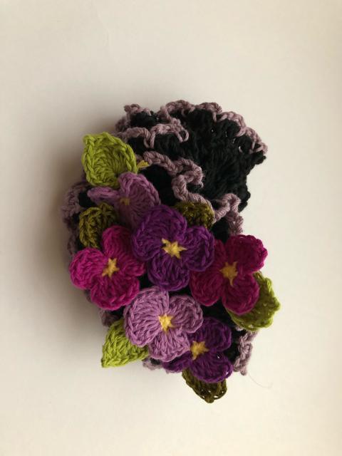 ハンドメイド ボリューム シュシュ すみれがいっぱい♪ 黒 < 女性ファッション  ハンドメイド ボリューム シュシュ すみれがいっぱい♪ 黒 < 女性ファッションの