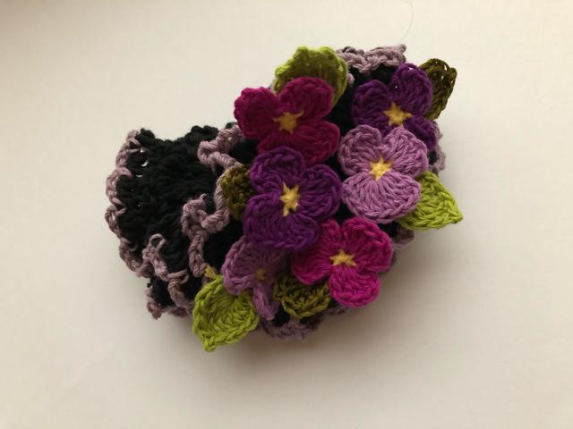 ハンドメイド ボリューム シュシュ すみれがいっぱい♪ 黒 < 女性ファッション  ハンドメイド ボリューム シュシュ すみれがいっぱい♪ 黒 < 女性ファッションの