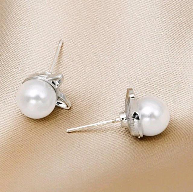 新品★人工パールの耳付ピアス < 女性アクセサリー/時計  新品★人工パールの耳付ピアス < 女性アクセサリー/時計の