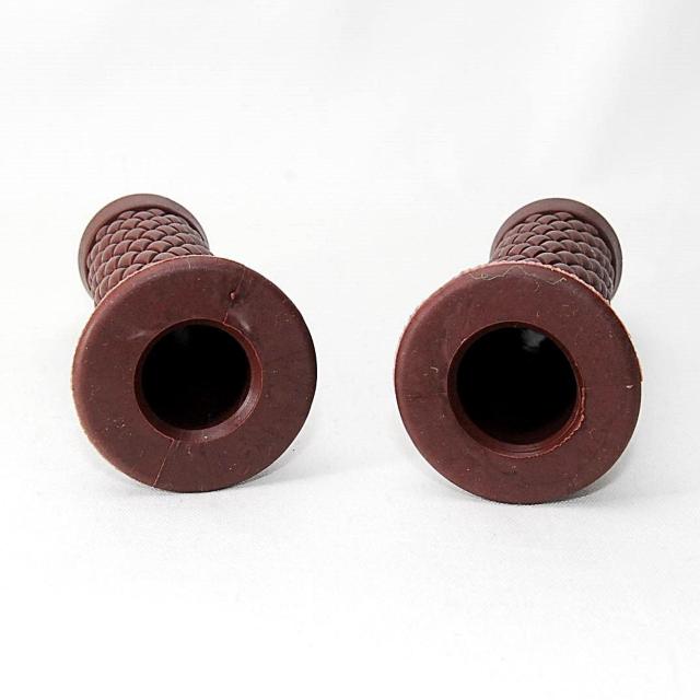 キルティング柄 ラバーハンドルグリップ ダークブラウン 非貫通式 バイク ラバーグリップ カスタム ハンドル グリップ 濃茶 < 自動車/バイク キルティング柄 ラバーハンドルグリップ ダークブラウン 非貫通式 バイク ラバーグリップ カスタム ハンドル グリップ 濃茶 < 自動車/バイク