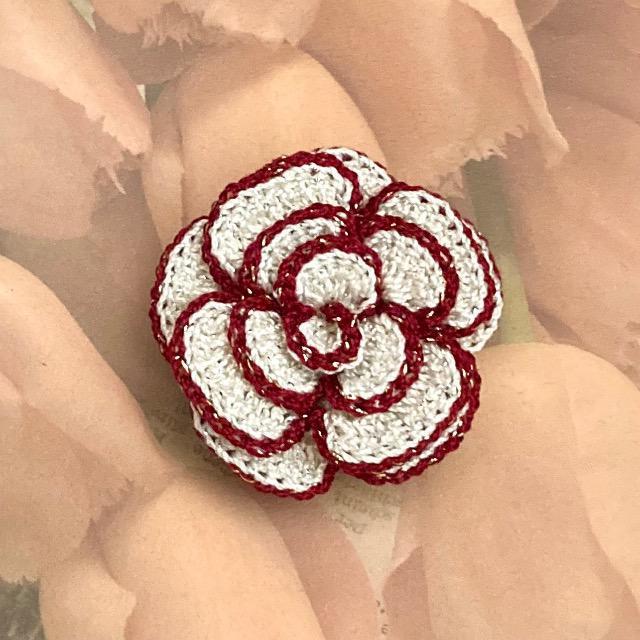 ハンドメイド♪ラメレース編み 薔薇風お花モチーフのブローチ < 女性ファッション  ハンドメイド♪ラメレース編み 薔薇風お花モチーフのブローチ  < 女性ファッションの