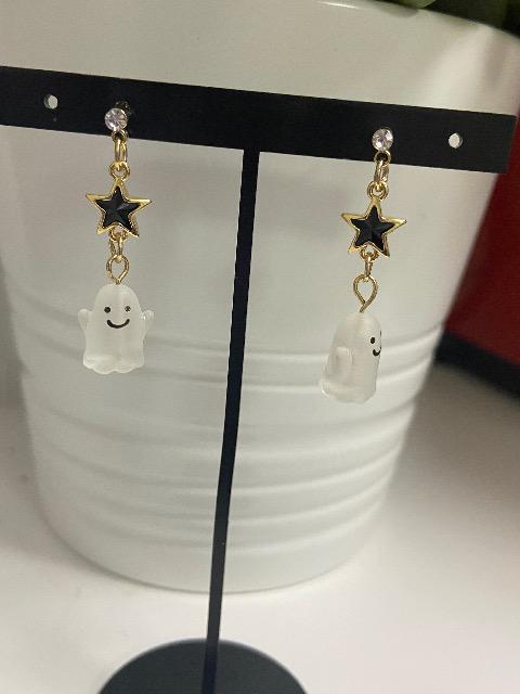 ハンドメイド ハロウィン おばけのチャームとデザインスターチャームを使用したピアス イヤリングに変更可能 < 女性ファッション  ハンドメイド ハロウィン おばけのチャームとデザインスターチャームを使用したピアス イヤリングに変更可能 < 女性ファッションの