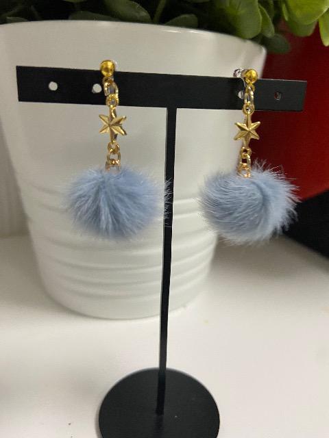 ピアスに変更可能 ハンドメイド ファーボールを使用した樹脂のノンホールピアス くすんだブルー < 女性ファッション  ピアスに変更可能 ハンドメイド ファーボールを使用した樹脂のノンホールピアス くすんだブルー  < 女性ファッションの