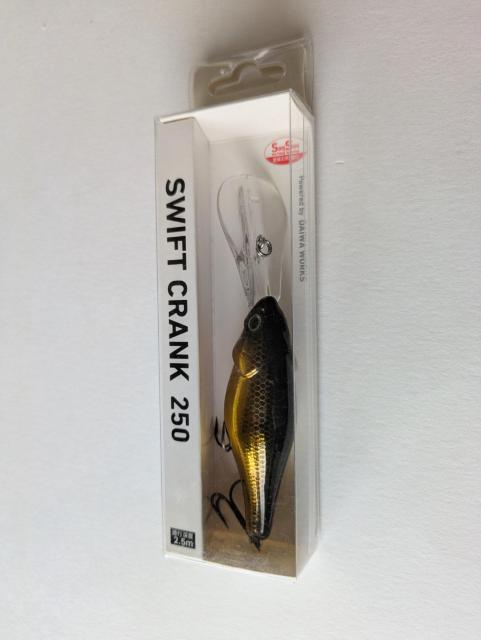 新品  ダイワ   スイフト クランク 250      クロキン < レジャー/スポーツ  新品  ダイワ   スイフト クランク 250      クロキン  < レジャー/スポーツの