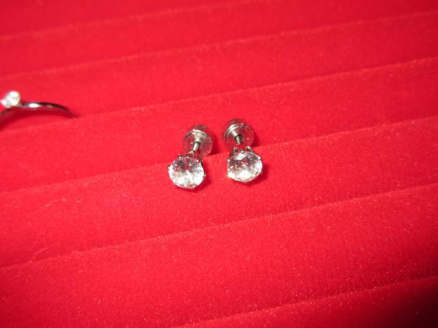 未使用☆ステンレス製*カチッとジュエルピアス*両耳ペア < 女性アクセサリー/時計  未使用☆ステンレス製*カチッとジュエルピアス*両耳ペア  < 女性アクセサリー/時計の