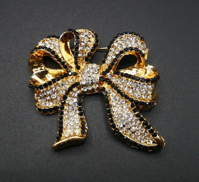 新品アンティーク調きらきらストーン リボン ブローチ < 女性アクセサリー/時計 新品アンティーク調きらきらストーン リボン ブローチ < 女性アクセサリー/時計の