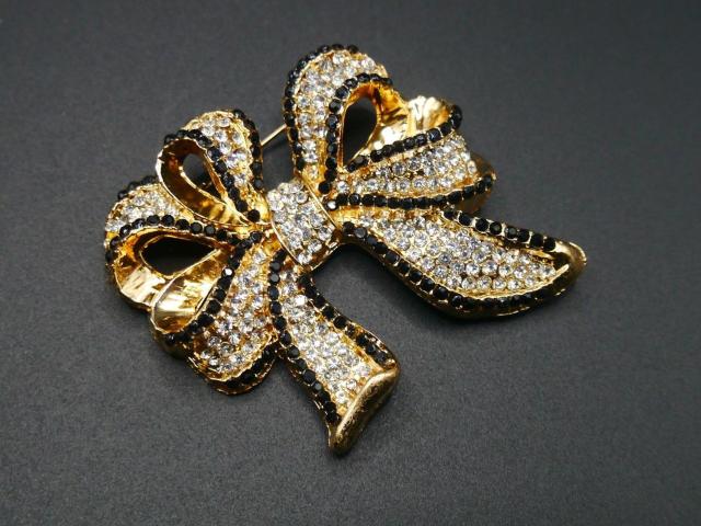 新品アンティーク調きらきらストーン リボン ブローチ < 女性アクセサリー/時計 新品アンティーク調きらきらストーン リボン ブローチ < 女性アクセサリー/時計の