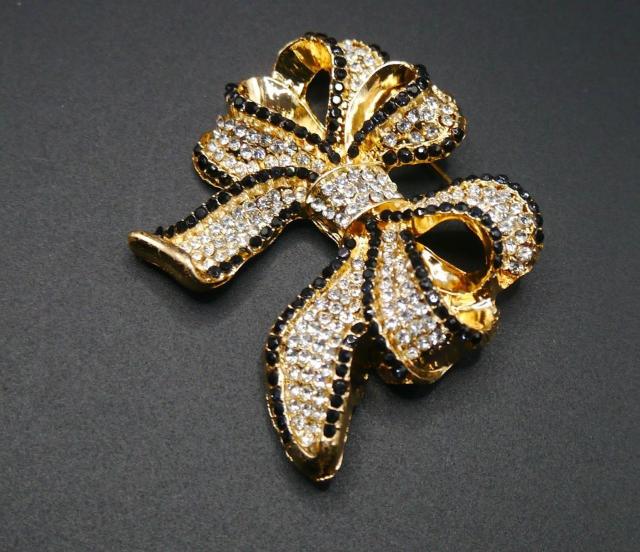新品アンティーク調きらきらストーン リボン ブローチ < 女性アクセサリー/時計 新品アンティーク調きらきらストーン リボン ブローチ < 女性アクセサリー/時計の