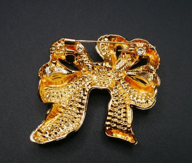 新品アンティーク調きらきらストーン リボン ブローチ < 女性アクセサリー/時計 新品アンティーク調きらきらストーン リボン ブローチ < 女性アクセサリー/時計の