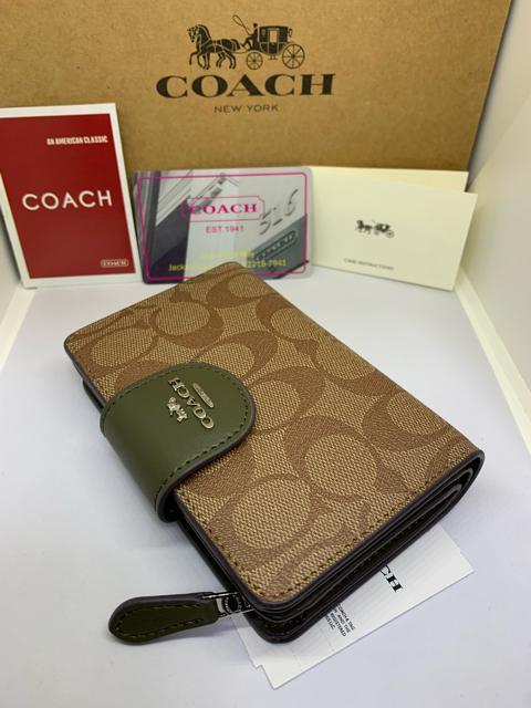 COACH  �R�[�`  C0082  ��܂���z�@���O�W���A���[  �V�O�l�`���[�@PVC  ���U�[  �~�f�B�A���@�R�[�i�[�W�b�v �� �u�����h�� 