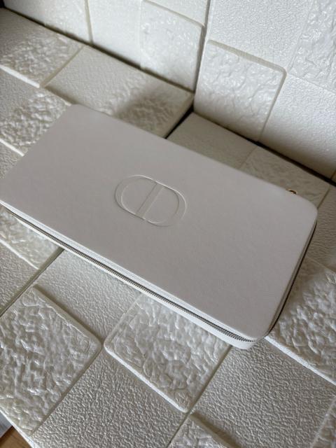 Christian DiormxeB{bNX   uh 