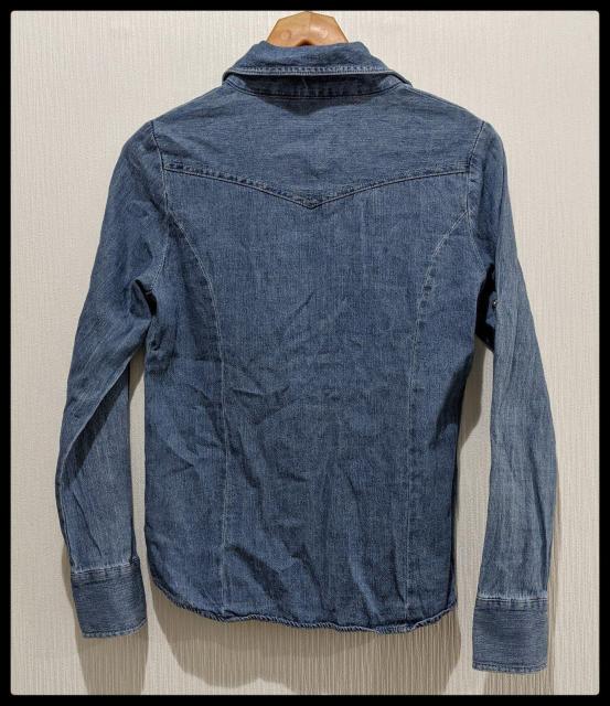 ★ROTE ROSE★RoteRose★ローテローザ★長袖シャツ★Tシャツ★Mサイズ★デニム生地★春から秋に★まとめ買い歓迎★ < 女性ファッション  ★ROTE ROSE★RoteRose★ローテローザ★長袖シャツ★Tシャツ★Mサイズ★デニム生地★春から秋に★まとめ買い歓迎★ < 女性ファッションの