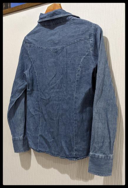 ★ROTE ROSE★RoteRose★ローテローザ★長袖シャツ★Tシャツ★Mサイズ★デニム生地★春から秋に★まとめ買い歓迎★ < 女性ファッション  ★ROTE ROSE★RoteRose★ローテローザ★長袖シャツ★Tシャツ★Mサイズ★デニム生地★春から秋に★まとめ買い歓迎★ < 女性ファッションの