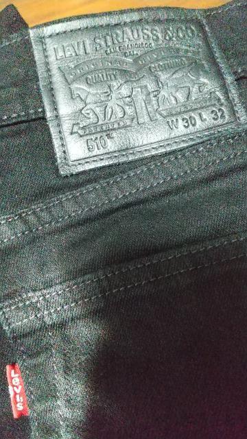 Levi'sの膝ダメージ加工のジーンズ★黒色★ウエスト平置40cm < ブランド  Levi'sの膝ダメージ加工のジーンズ★黒色★ウエスト平置40cm < ブランドの