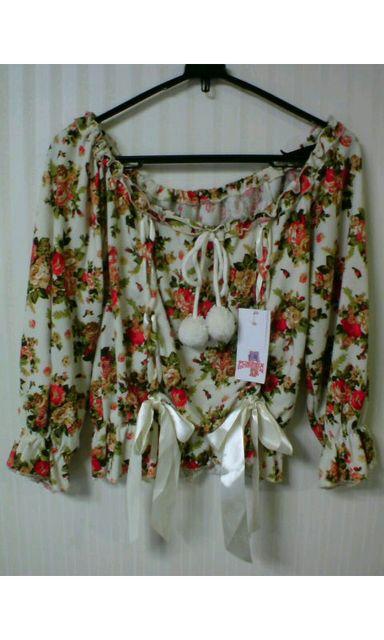 ポンポン付リボンオフショルトップス < 女性ファッション ポンポン付リボンオフショルトップス < 女性ファッションの