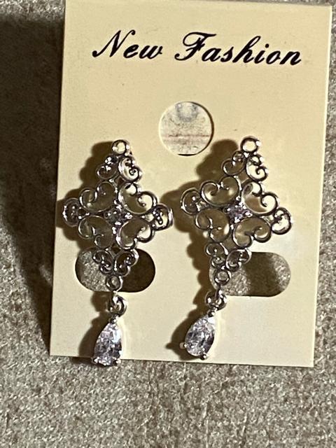 クルヴァロザンガ&ストーンピアス < 女性アクセサリー/時計  クルヴァロザンガ&ストーンピアス < 女性アクセサリー/時計の