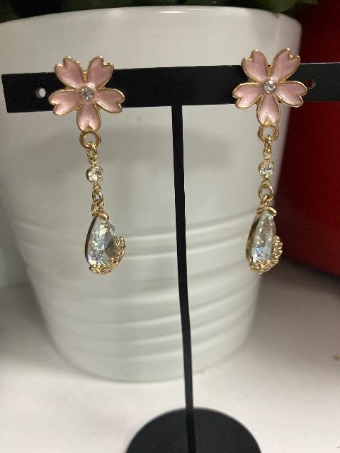 ハンドメイド 花のチャームとしずくのチャームを使用したピアス < 女性ファッション  ハンドメイド 花のチャームとしずくのチャームを使用したピアス  < 女性ファッションの