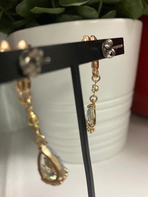ハンドメイド 花のチャームとしずくのチャームを使用したピアス < 女性ファッション  ハンドメイド 花のチャームとしずくのチャームを使用したピアス < 女性ファッションの