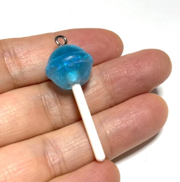 671 ロリポップキャンディー 1個 水色 樹脂チャーム パーツ お菓子◯ < ペット/手芸/園芸 671 ロリポップキャンディー 1個 水色 樹脂チャーム パーツ お菓子◯ < ペット/手芸/園芸の