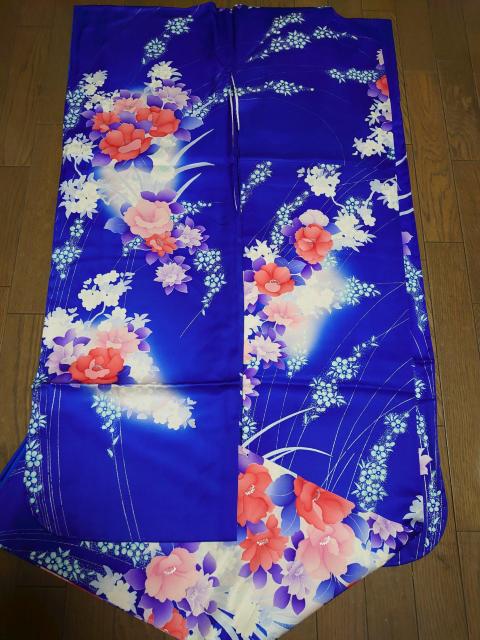 §未使用、振袖、草花文、暈し染め、銀歳、重ね衿付き、濃青柄 < 女性ファッション  §未使用、振袖、草花文、暈し染め、銀歳、重ね衿付き、濃青柄  < 女性ファッションの