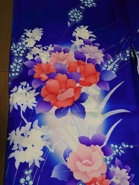 §未使用、振袖、草花文、暈し染め、銀歳、重ね衿付き、濃青柄 < 女性ファッション  §未使用、振袖、草花文、暈し染め、銀歳、重ね衿付き、濃青柄 < 女性ファッションの