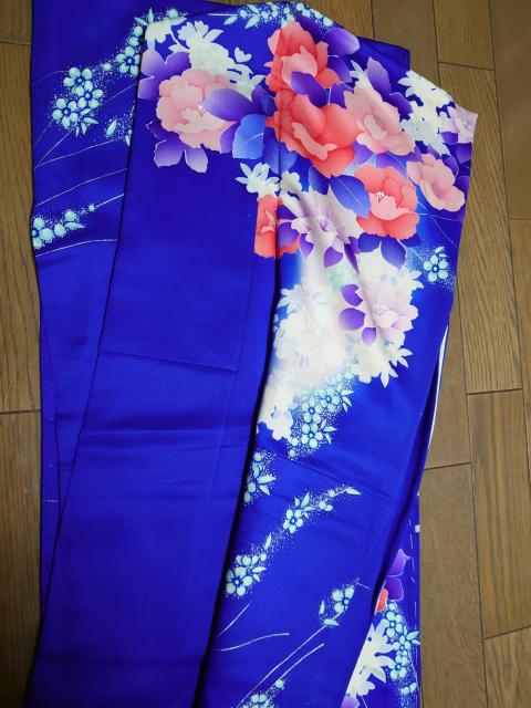§未使用、振袖、草花文、暈し染め、銀歳、重ね衿付き、濃青柄 < 女性ファッション  §未使用、振袖、草花文、暈し染め、銀歳、重ね衿付き、濃青柄 < 女性ファッションの