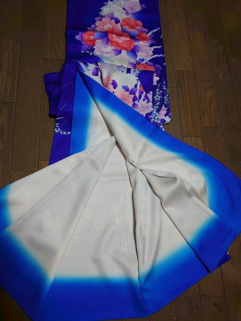 §未使用、振袖、草花文、暈し染め、銀歳、重ね衿付き、濃青柄 < 女性ファッション  §未使用、振袖、草花文、暈し染め、銀歳、重ね衿付き、濃青柄 < 女性ファッションの