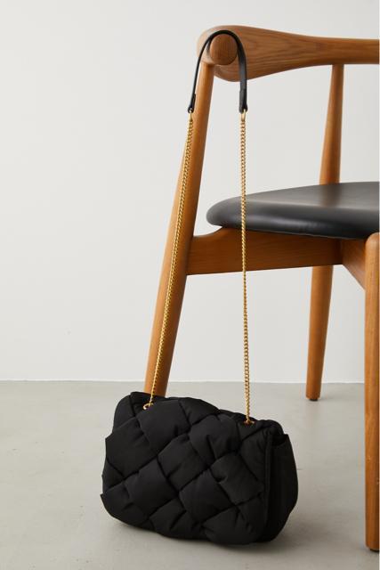 雑誌掲載●定価9,350円【美品】ボンディングメッシュチェーンバッグ●黒ブラック●ショルダーバッグ●美人百科 GISELs 韓国 < ブランド  雑誌掲載●定価9,350円【美品】ボンディングメッシュチェーンバッグ●黒ブラック●ショルダーバッグ●美人百科 GISELs 韓国 < ブランドの