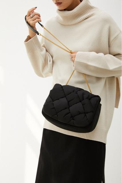 雑誌掲載●定価9,350円【美品】ボンディングメッシュチェーンバッグ●黒ブラック●ショルダーバッグ●美人百科 GISELs 韓国 < ブランド  雑誌掲載●定価9,350円【美品】ボンディングメッシュチェーンバッグ●黒ブラック●ショルダーバッグ●美人百科 GISELs 韓国 < ブランドの